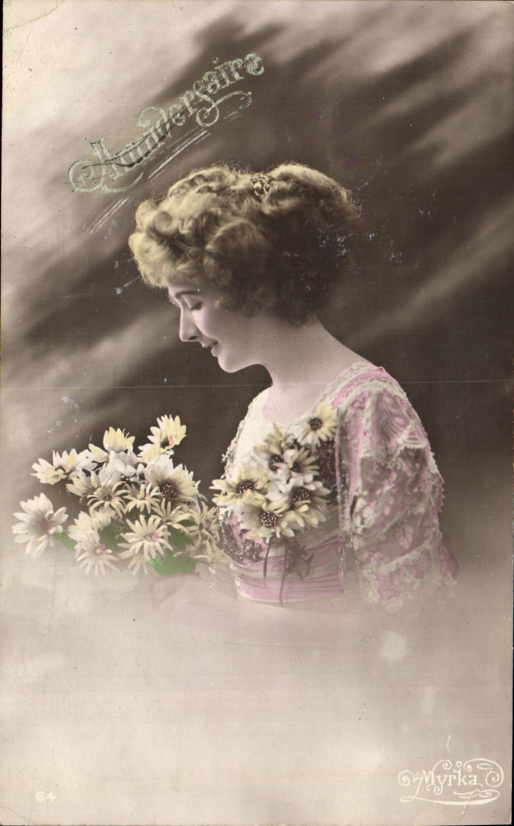 Jeune femme tenant un bouquet de fleurs — éditeur Myrka, n° 64