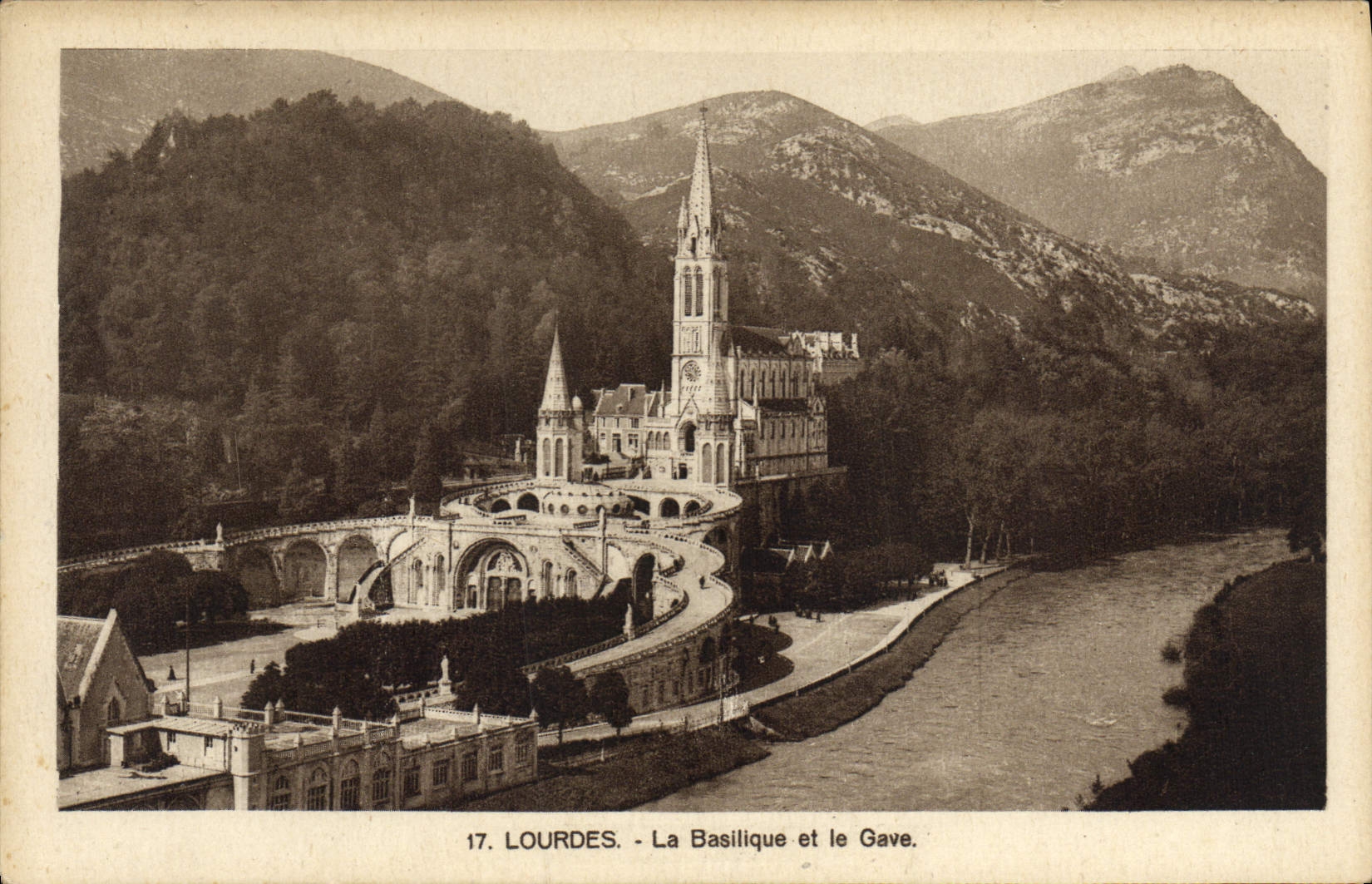 CPA Lourdes La Basilique et le Gave