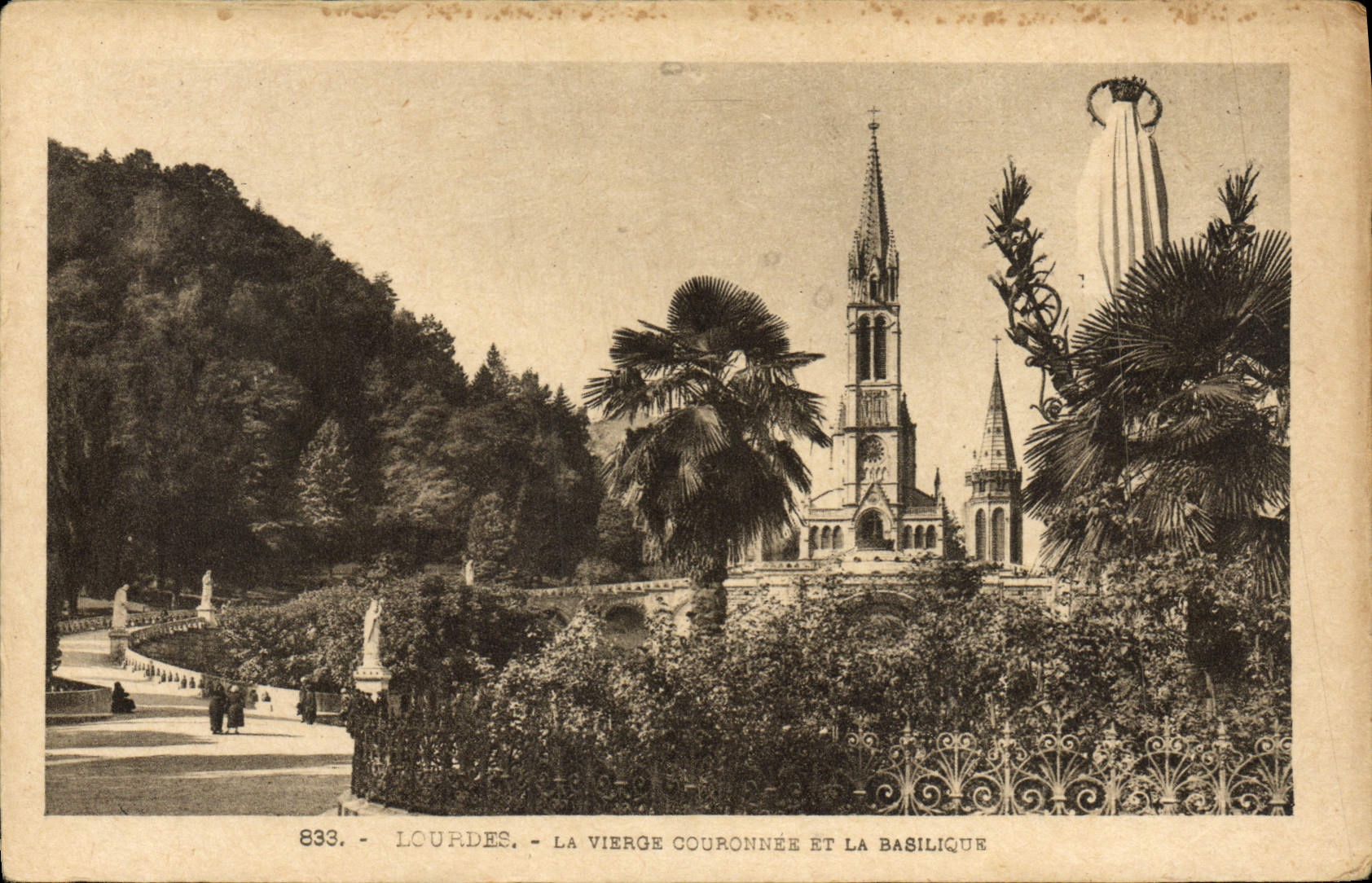 CPA Lourdes La Vierge Couronnee et la Basilique
