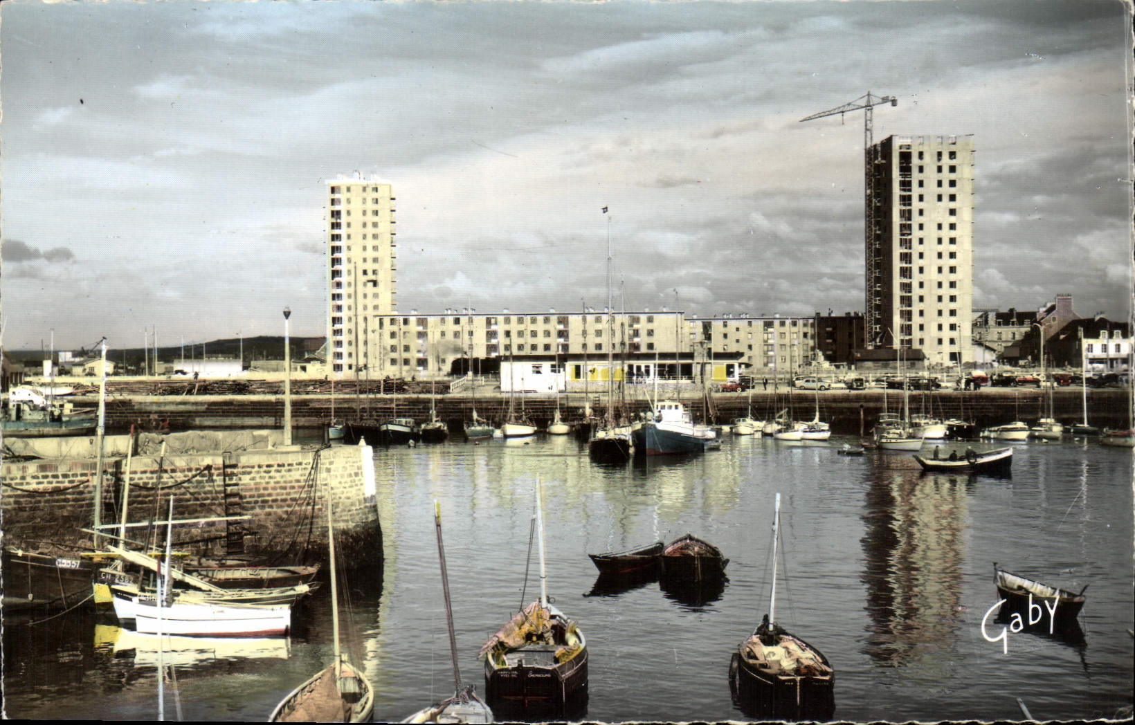 CPM Cherbourg L'Epi et le port des yachts au fond les nouveaux immeubles