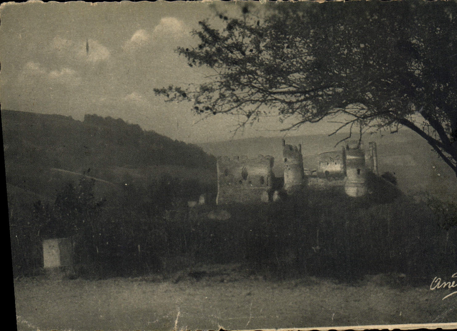 CPA Les ruines de Chateau Rocher dominant la Sioule