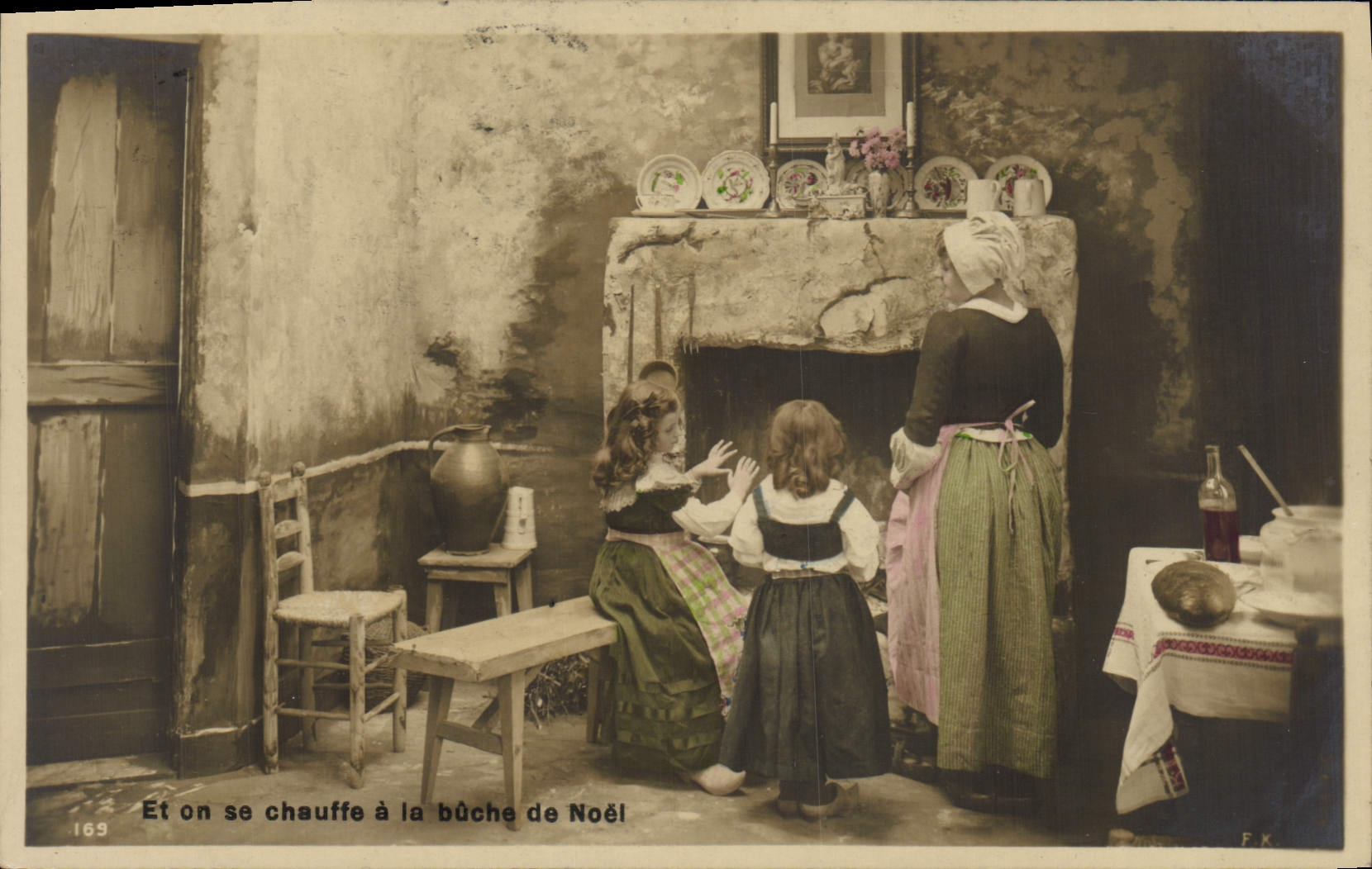 CPA Fantaisie Et on se chauffe a la buche de Noel Enfants