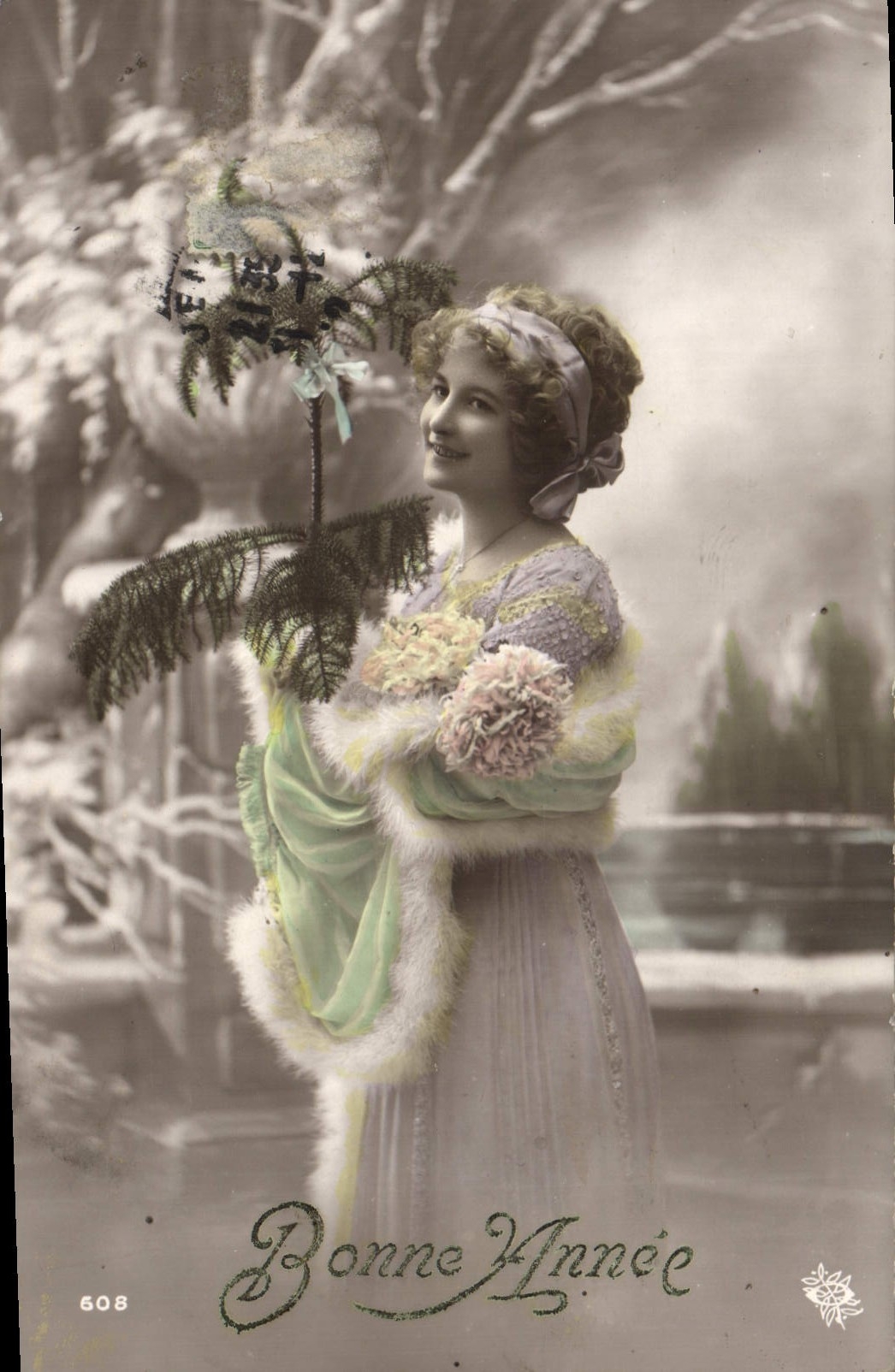 Femme en robe de style 1900 — décor hivernal — éditeur anonyme, n° 608