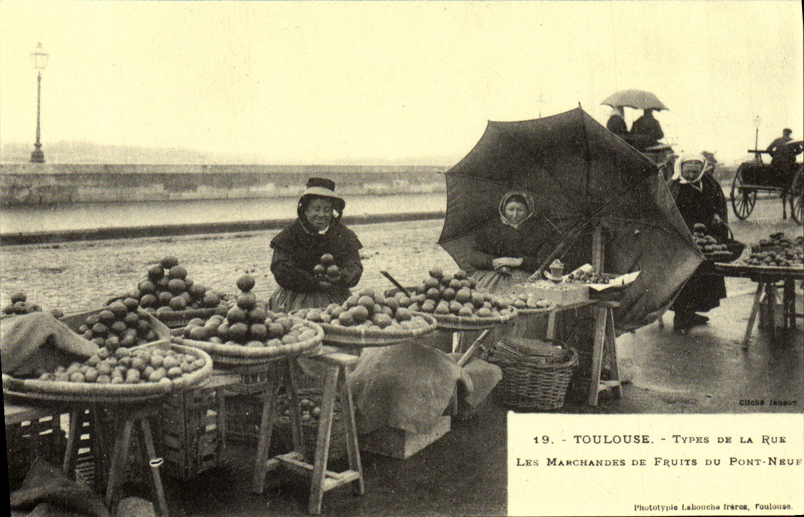 Toulouse - Types de la Rue - Les Marchandes de Fruits du Pont-Neuf — Phototypie Laboucha frères, Toulouse