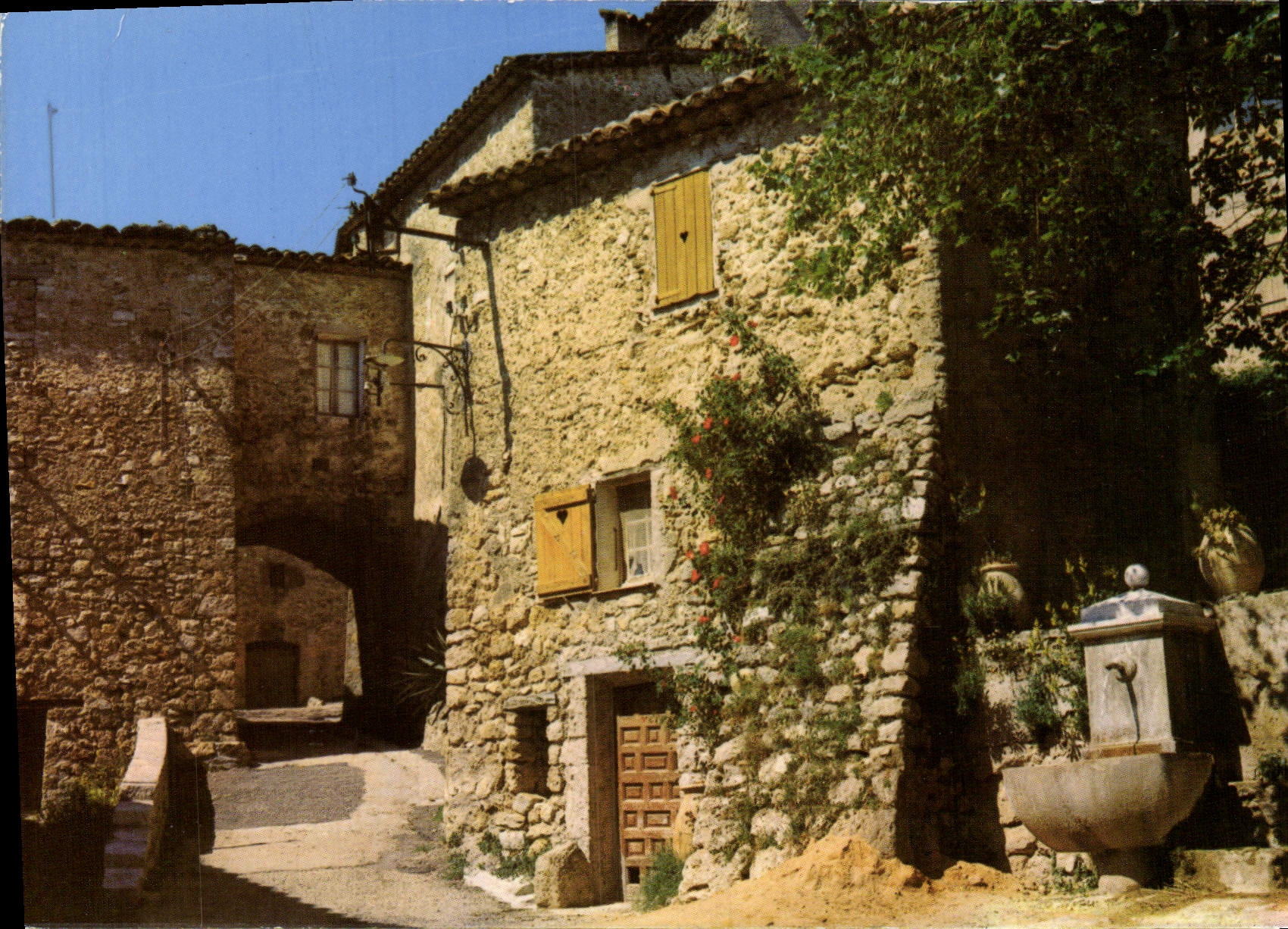 Provençal Village — View of Streets and Fountain — Les Éditions de France