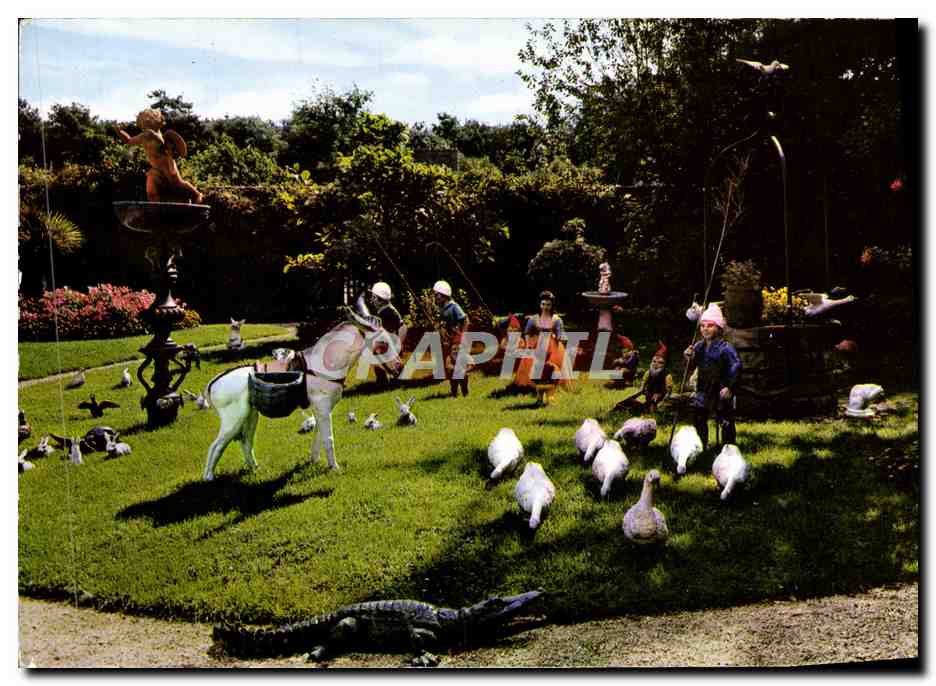 Jardin décoratif à Mesnil-de-Bavent — figurines de jardin, fontaines et alligator en plastique — éditeur Artaud & Cie
