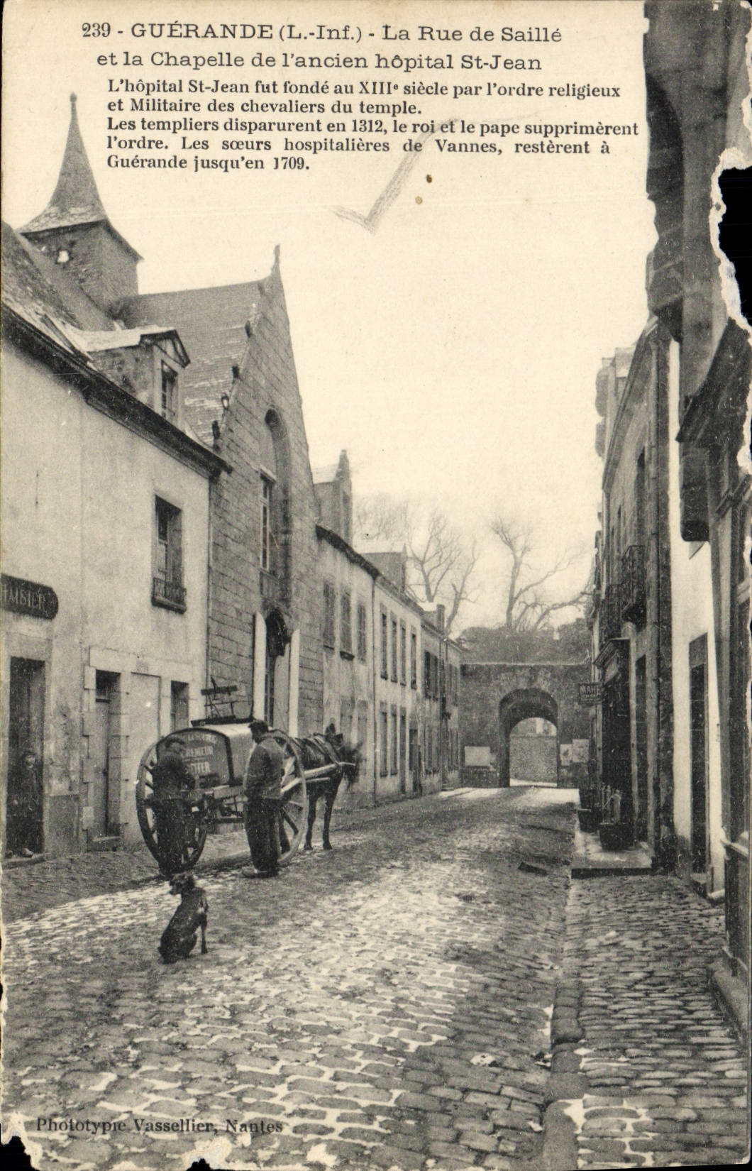 CPA Guerande La Rue de Saille et la chapelle de l'ancien hopital St Jean Cheval 