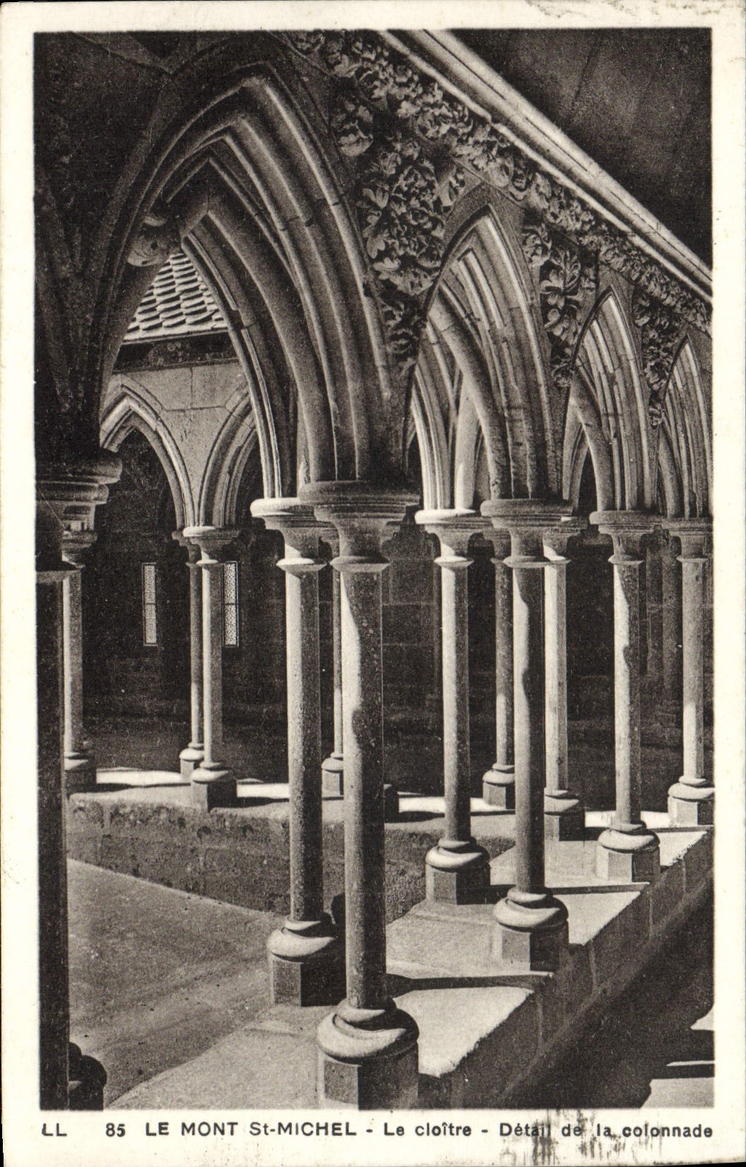 CPA Le Mont Saint Michel La cloitre Detail de la colonnade