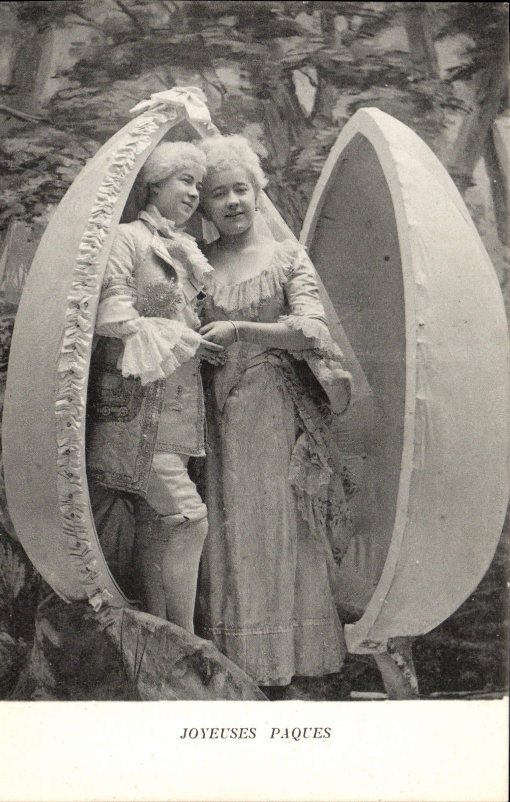 Deux personnes en costume d'époque dans un décor d'œuf — JOYEUSES PAQUES — éditeur non visible