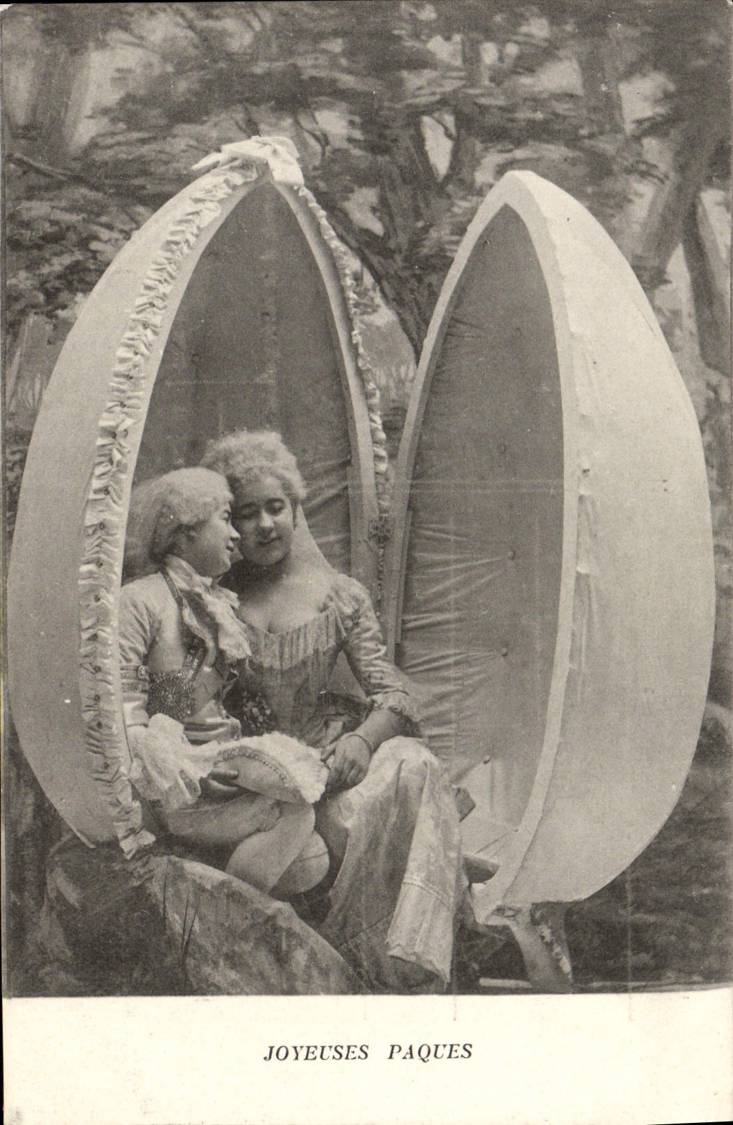 Deux personnes en costume d'époque dans un décor de paques — JOYEUSES PAQUES — CPAPHIL