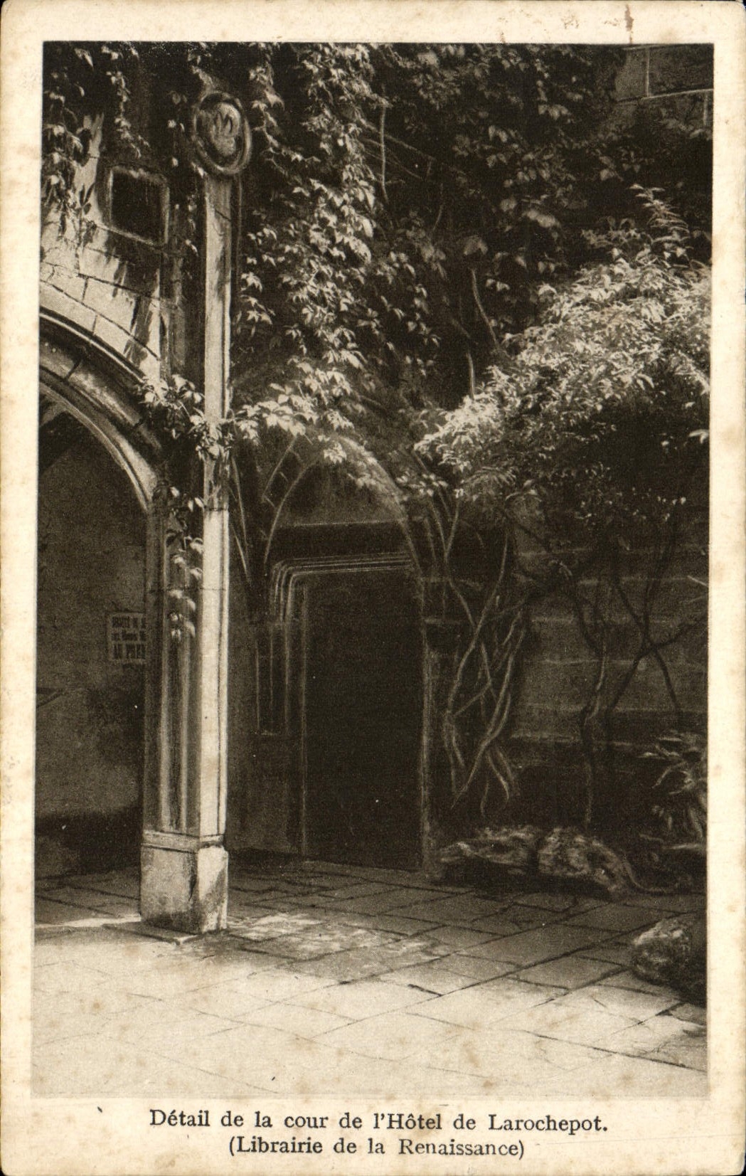 Cour de l'Hôtel de Larochebot — Librairie de la Renaissance — Éditeur non visible