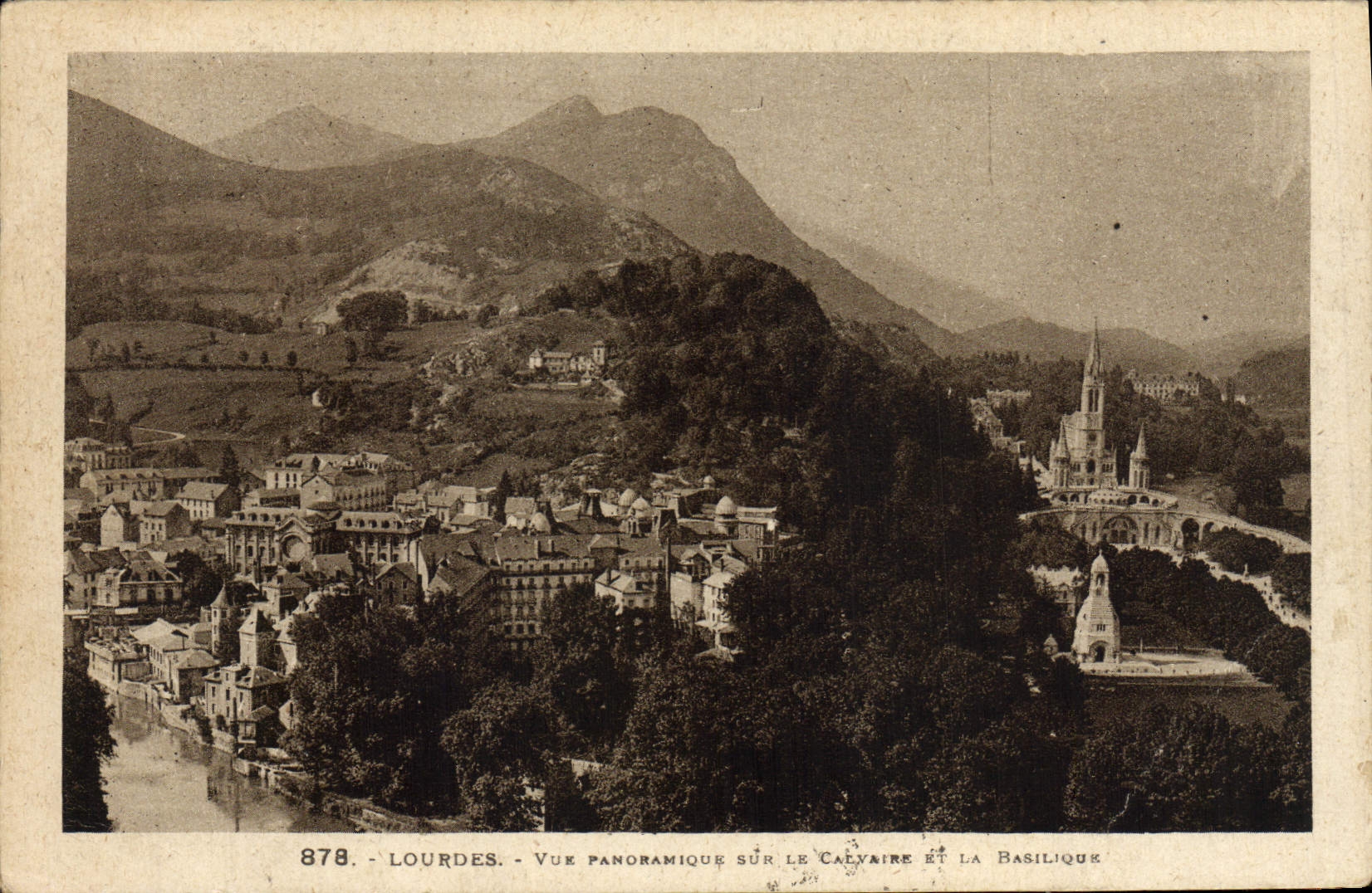 CPA Lourdes Vue Panoramique Sur Le Calvaire et la basilique