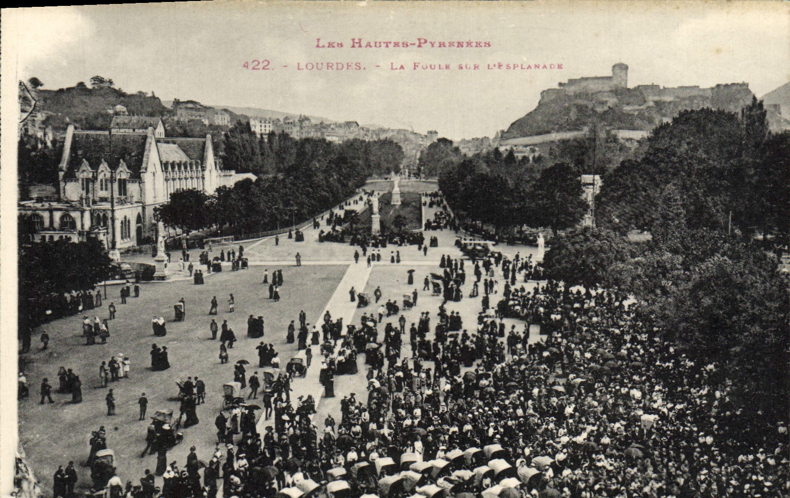 CPA Lourdes La foule sur l'esplanade