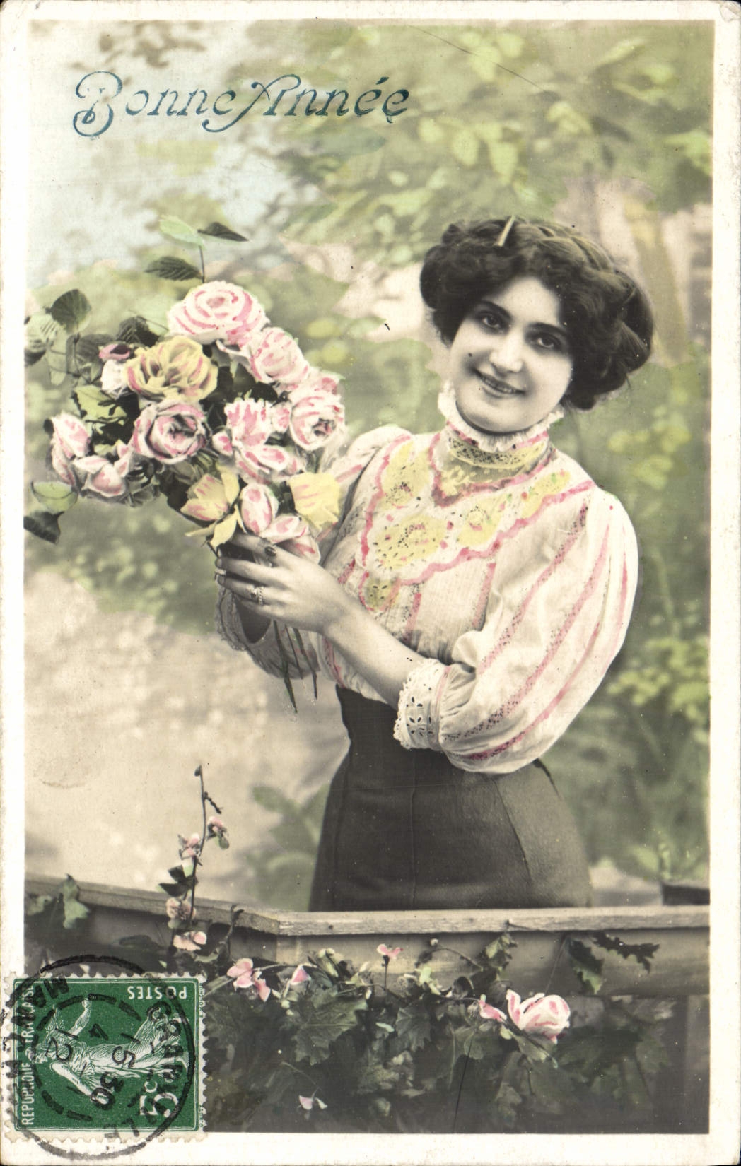 Jeune femme avec bouquet de roses — Bonne Année — République Française, série N.123