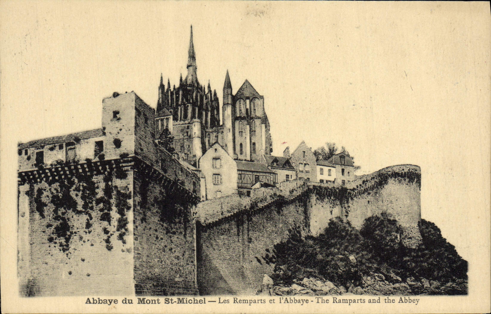 CPA Abbaye du Mont St Michel Les Remparts et l'abbaye