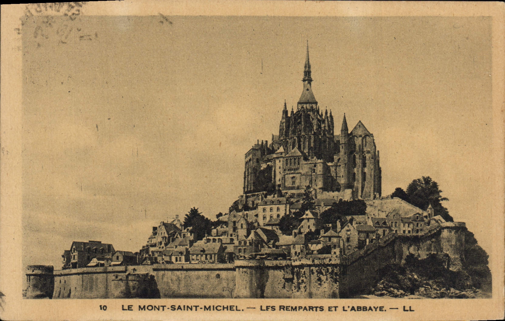 CPA Le Mont Saint Michel Les Remparts Et l'abbaye