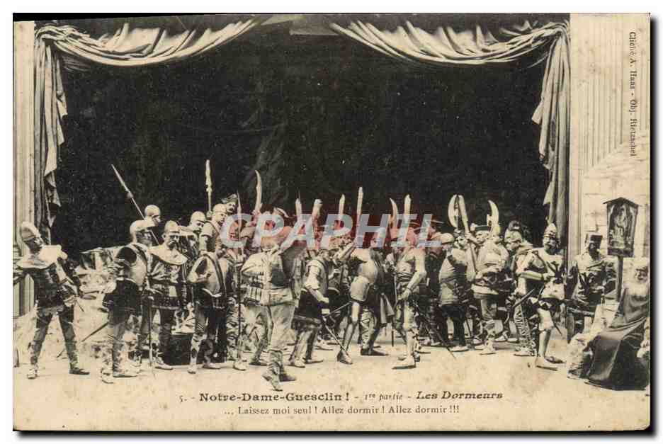 Notre-Dame-Guesclin - 1ère partie - Les Dormeurs — scène de théâtre avec soldats en armure et une femme assise — éditeur Clair & Héras, 1903
