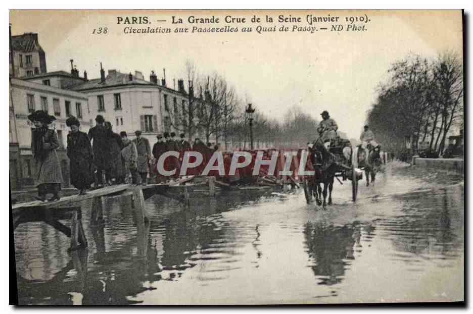 CPA Paris La Grande Crue de la Seine Janvier 1910 Circulation des passerelles au quai de Passy 