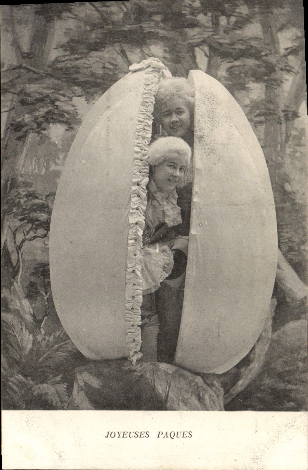 CPA Joyeuses Paques Femme Oeuf