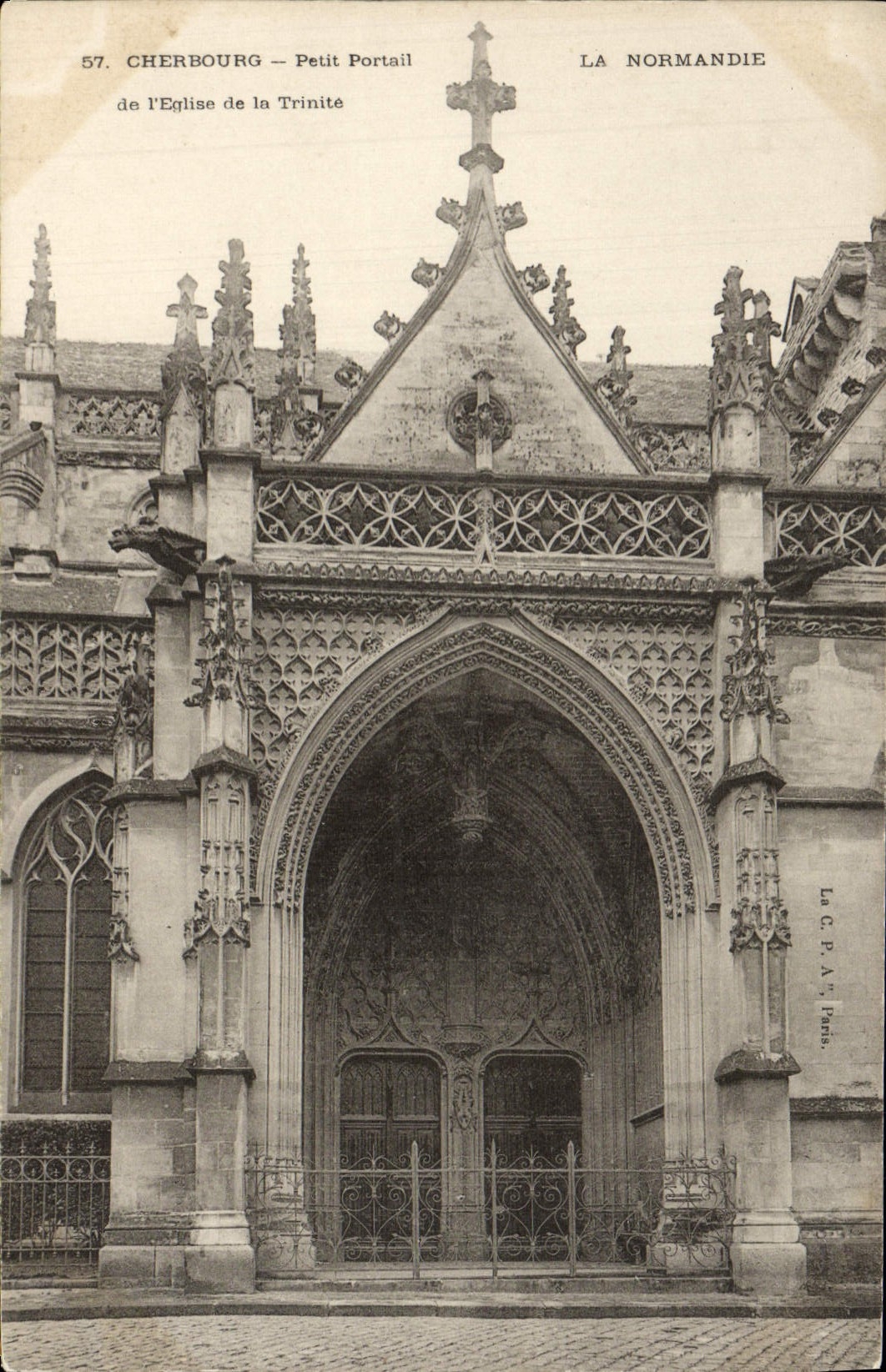 Cherbourg — Piccolo portale della Chiesa della Trinità — La C.P.A. Paris