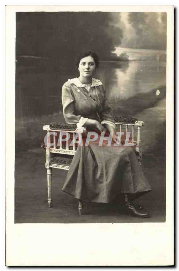Femme assise sur un banc — paysage fluvial — éditeur inconnu