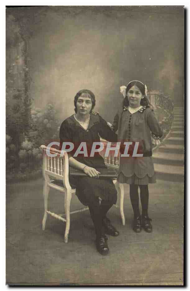 Femme et jeune fille — Studio photographique — H. Guilhaucourt, Bospflug et Cie, Paris
