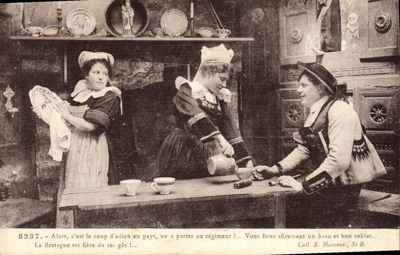 Scène de vie bretonne — trois personnages en costume traditionnel — Coll. E. Hamonie, St B. - Anverso