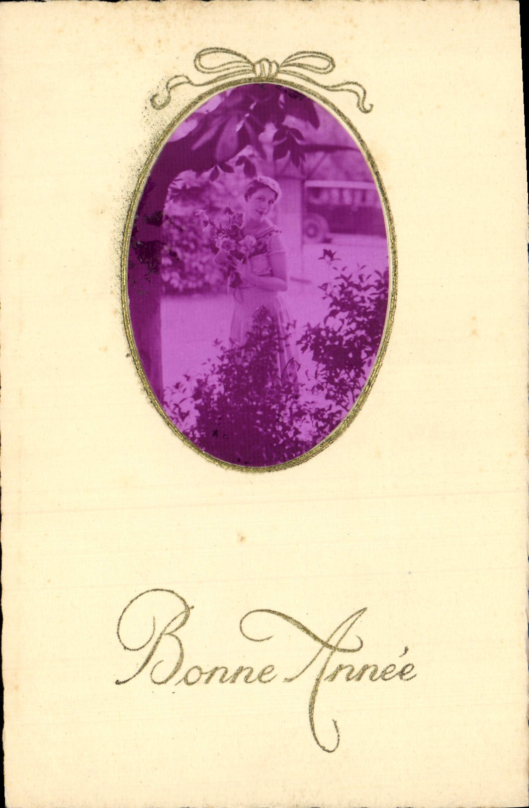 Femme en robe tenant un bouquet — Bonne Année — Éditions S. R. Paris