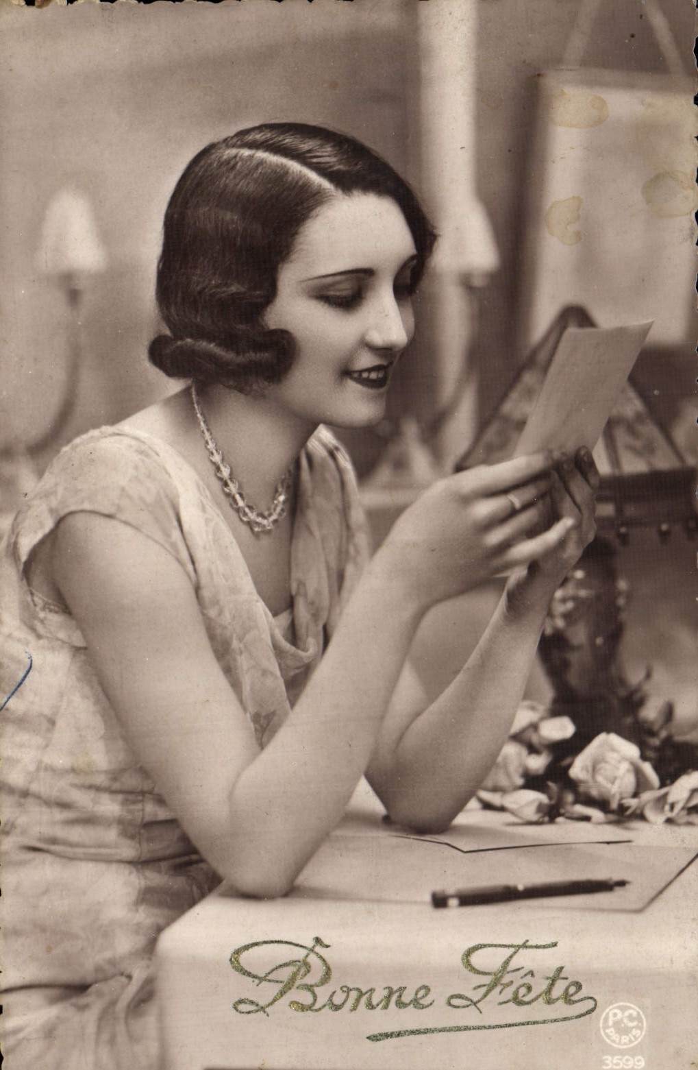 Femme souriante lisant une carte — Bonne Fête — PC Paris 3599