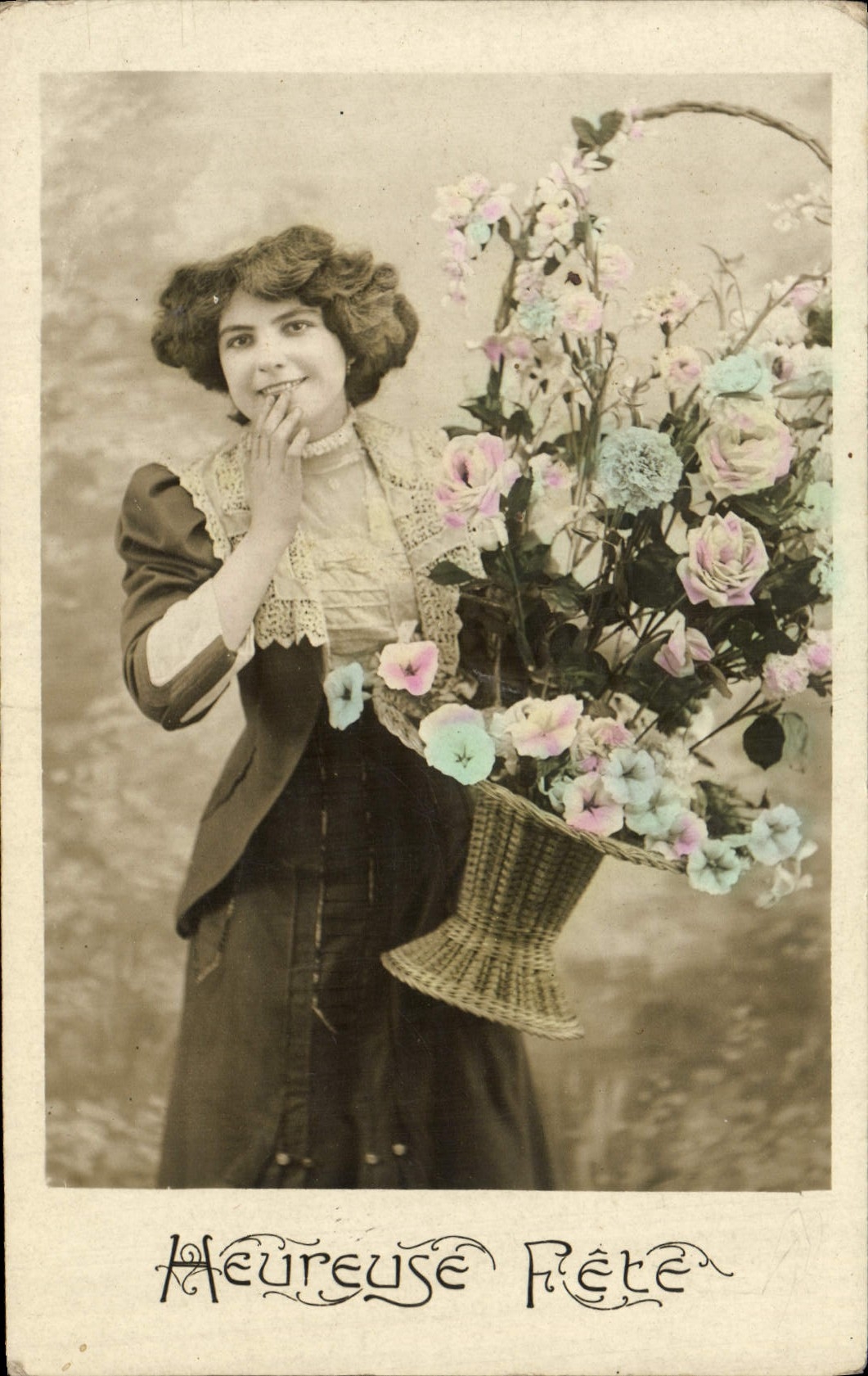 Femme tenant un panier de fleurs — 'Heureuse Fête' — Carte postale