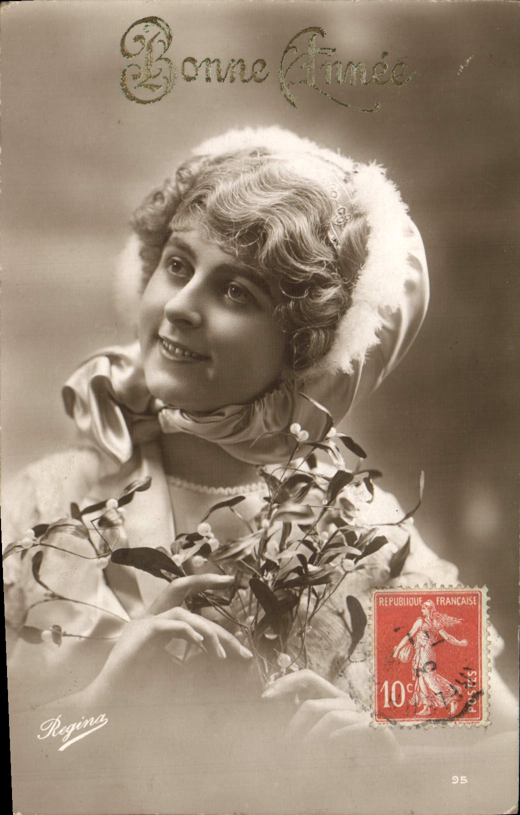 Mujer con sombrero de piel — Feliz Año — Regina