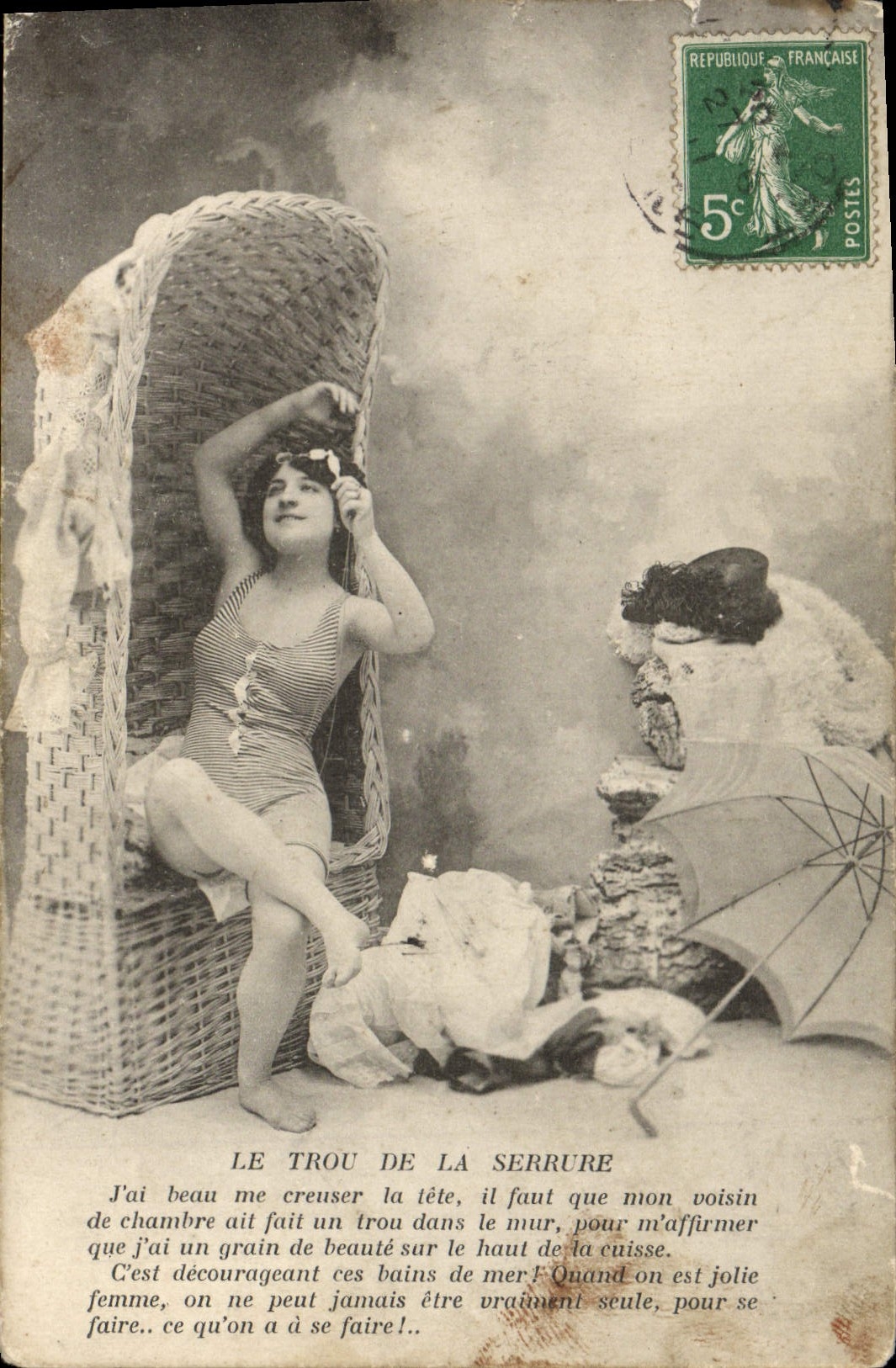 CPA Le Trou de la Serrure J'ai beau me creuser la tete Femme Maillot de bain