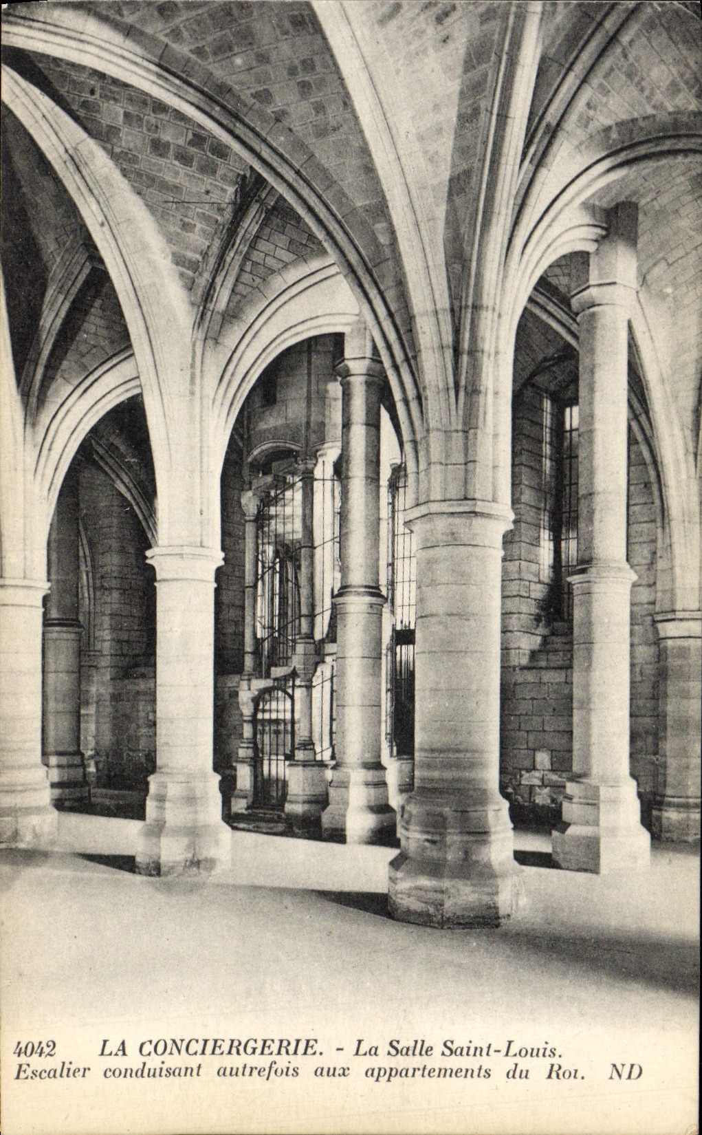 CPA Paris Conciergerie la salle Saint Louis Escalier conduisant autrefois aux appartements du roi
