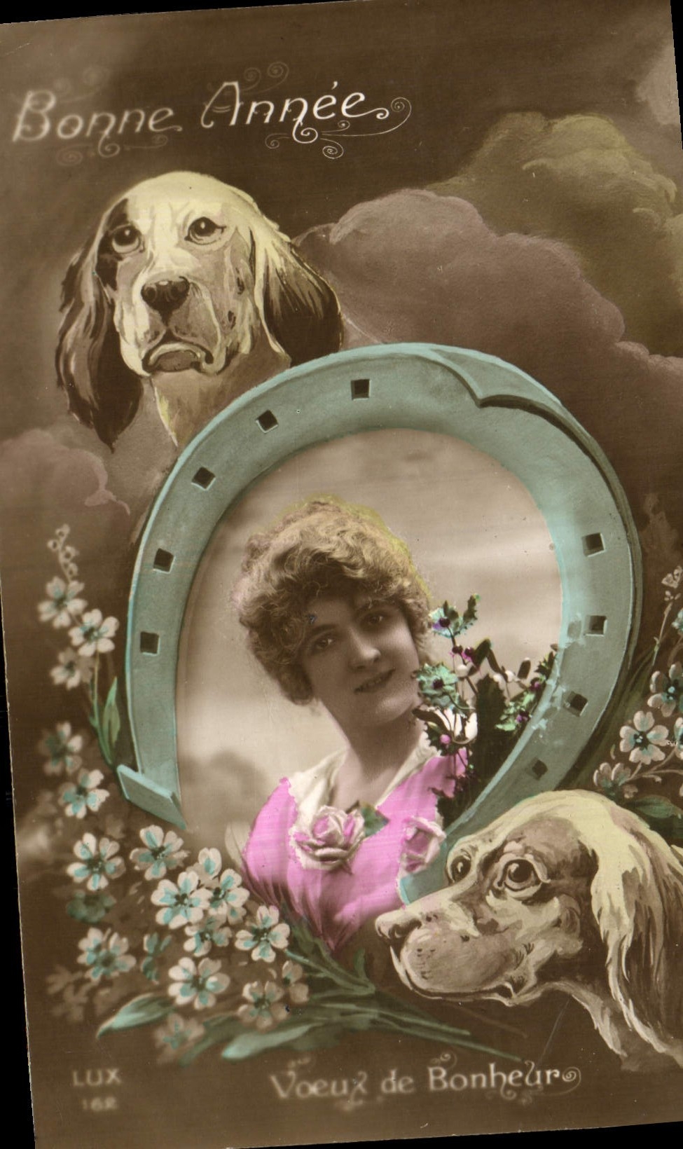 CPA Fantaisie Femme Chien Chiens Fer a cheval