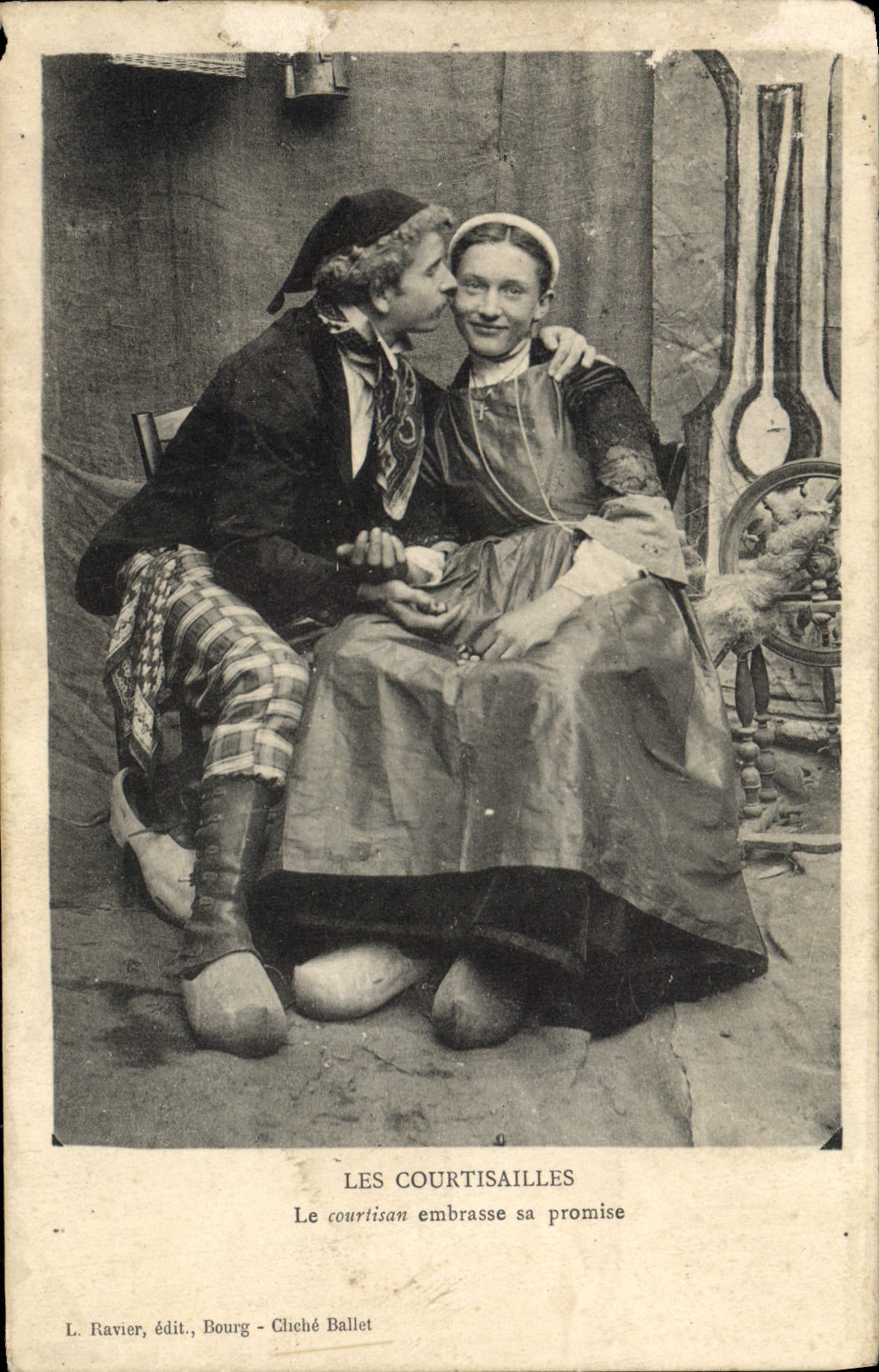 Les Courtisailles — Le courtisan embrasse sa promise — L. Ravier, édit., Bourg