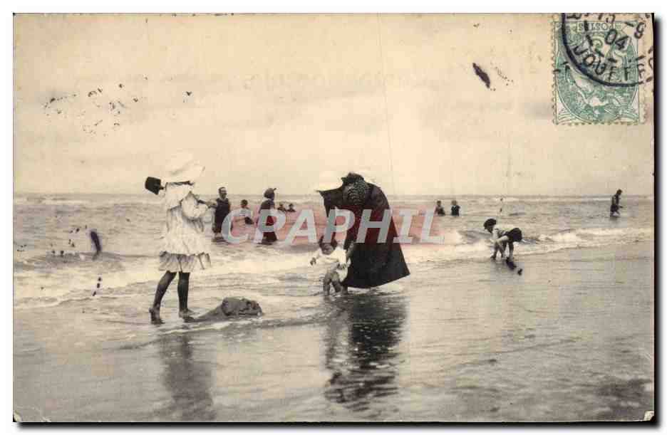 CPA Femme Enfants a la plage