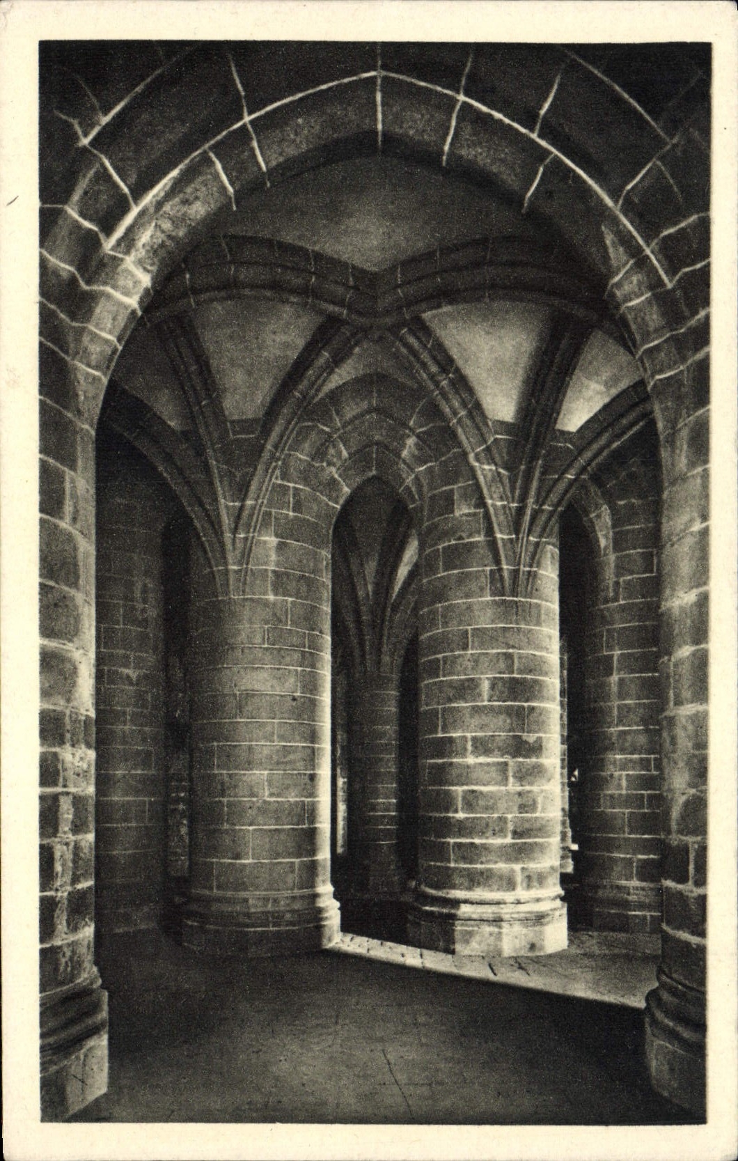 CPA Mont Saint Michel Crypte des gros piliers Abbaye