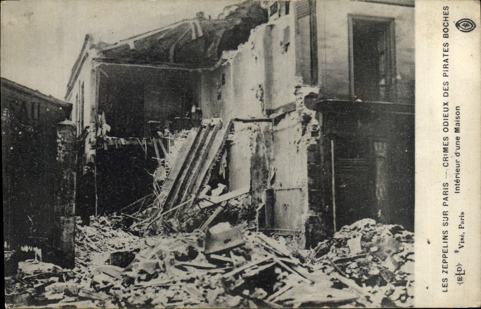 CPA Paris Les zeppelins Crimes Odieux Des Pirates Interieur d'une maison Militaria