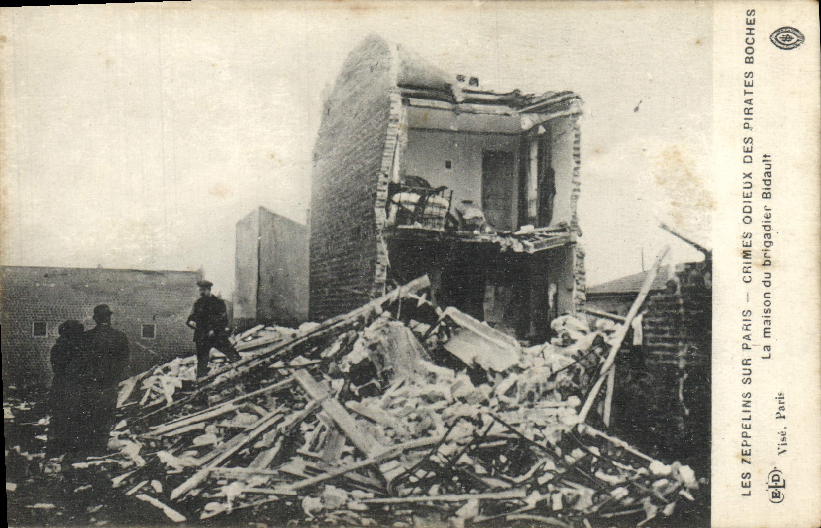 CPA Paris Les zeppelins Crimes Odieux Des Pirates La maison du brigadier Bidault 