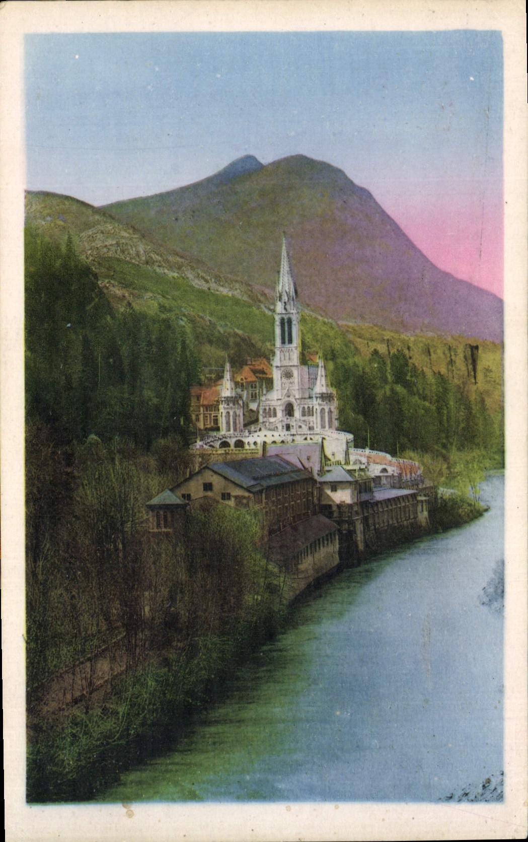 CPA Lourdes La Basilique et le Gave