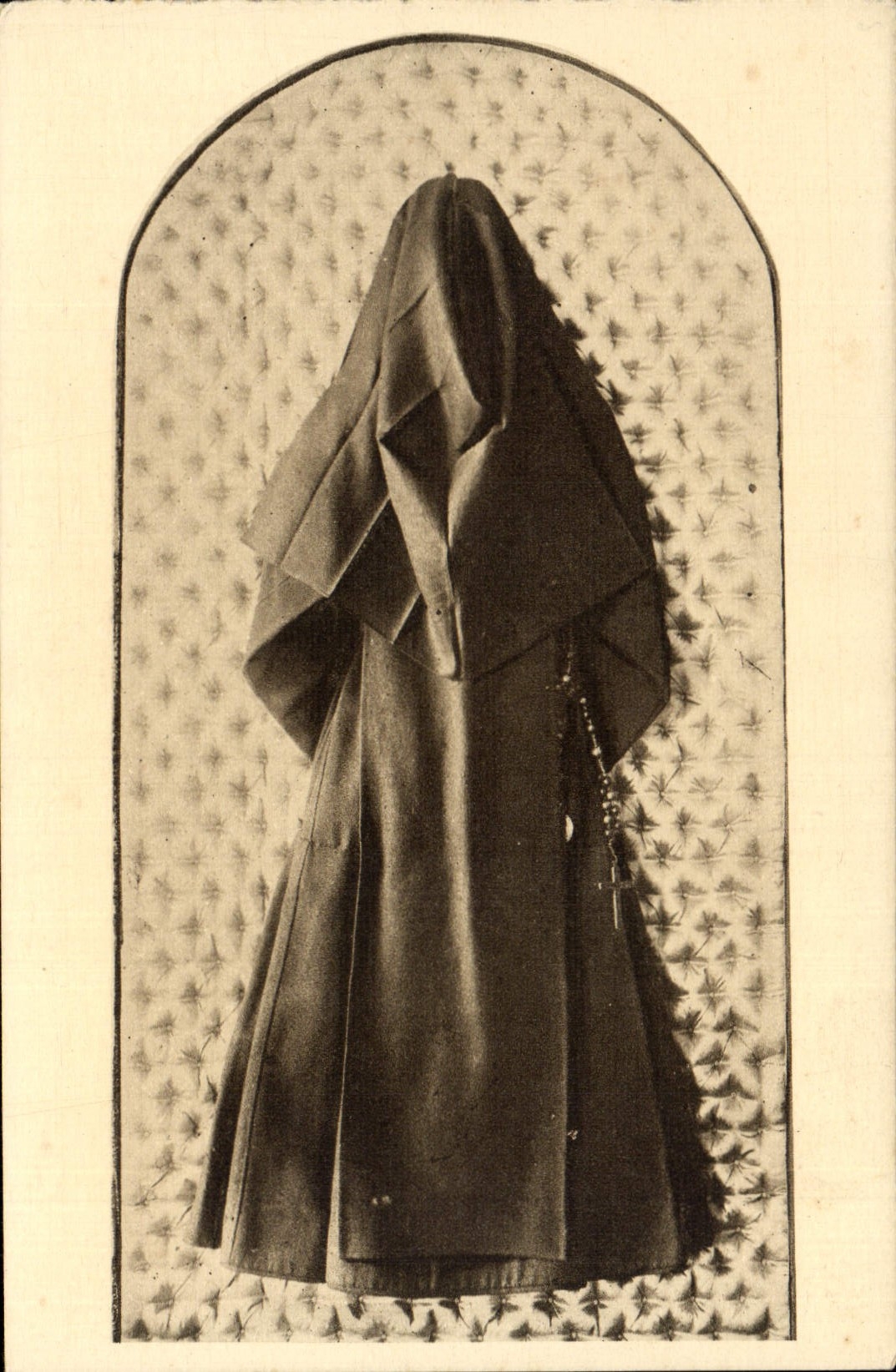 CPA Robe de bure petit voile et Chapelet de Sainte Therese de Enfant Jesus Lisieux