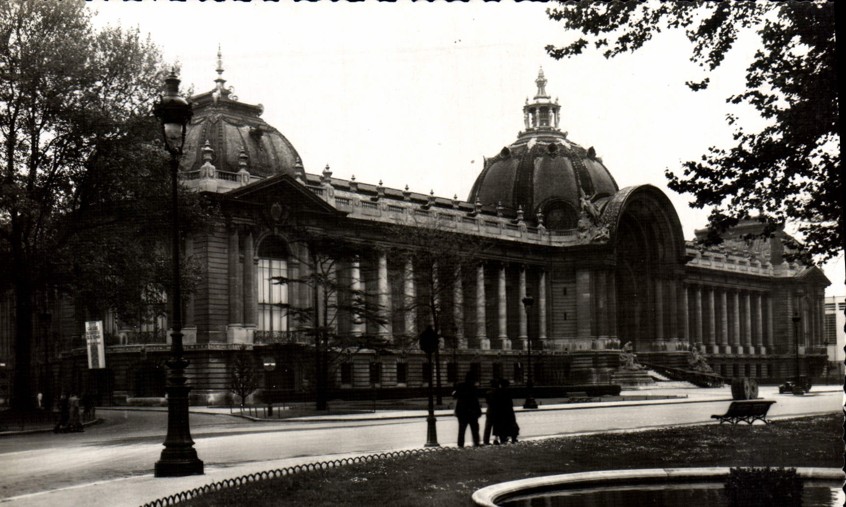 CPM Paris et Ses Merveilles Petit Palais Champs Elysees