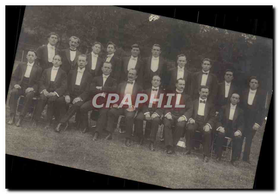 Groupe d'hommes en smoking — photo de groupe — éditeur non identifié