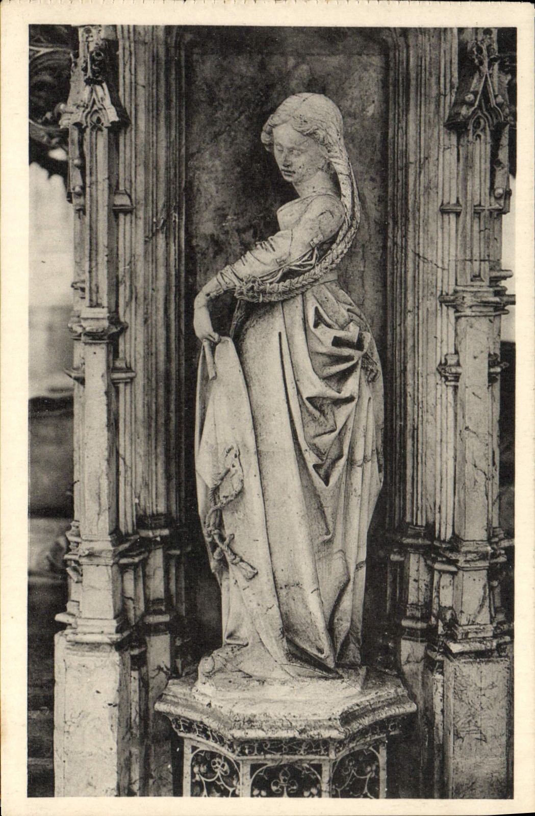 Statue de la Vierge — Église de Brou — Édition des Monuments Historiques