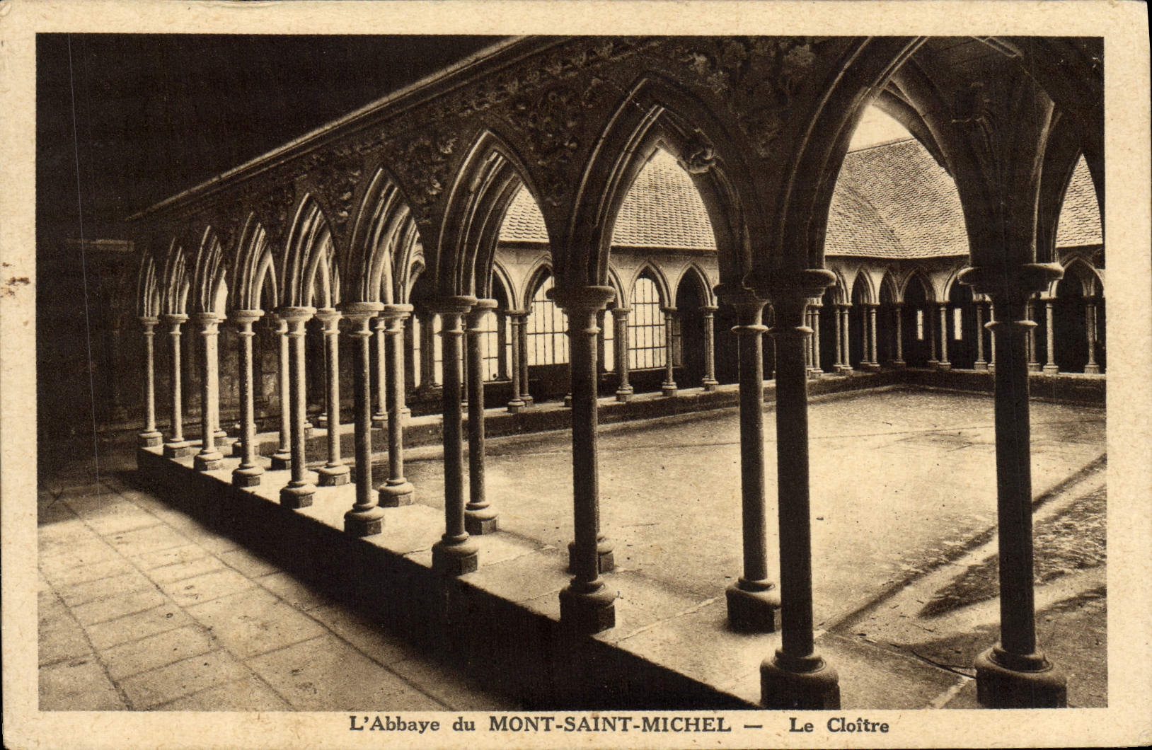 CPA L'Abbaye Du Mont Saint Michel Le Cloitre