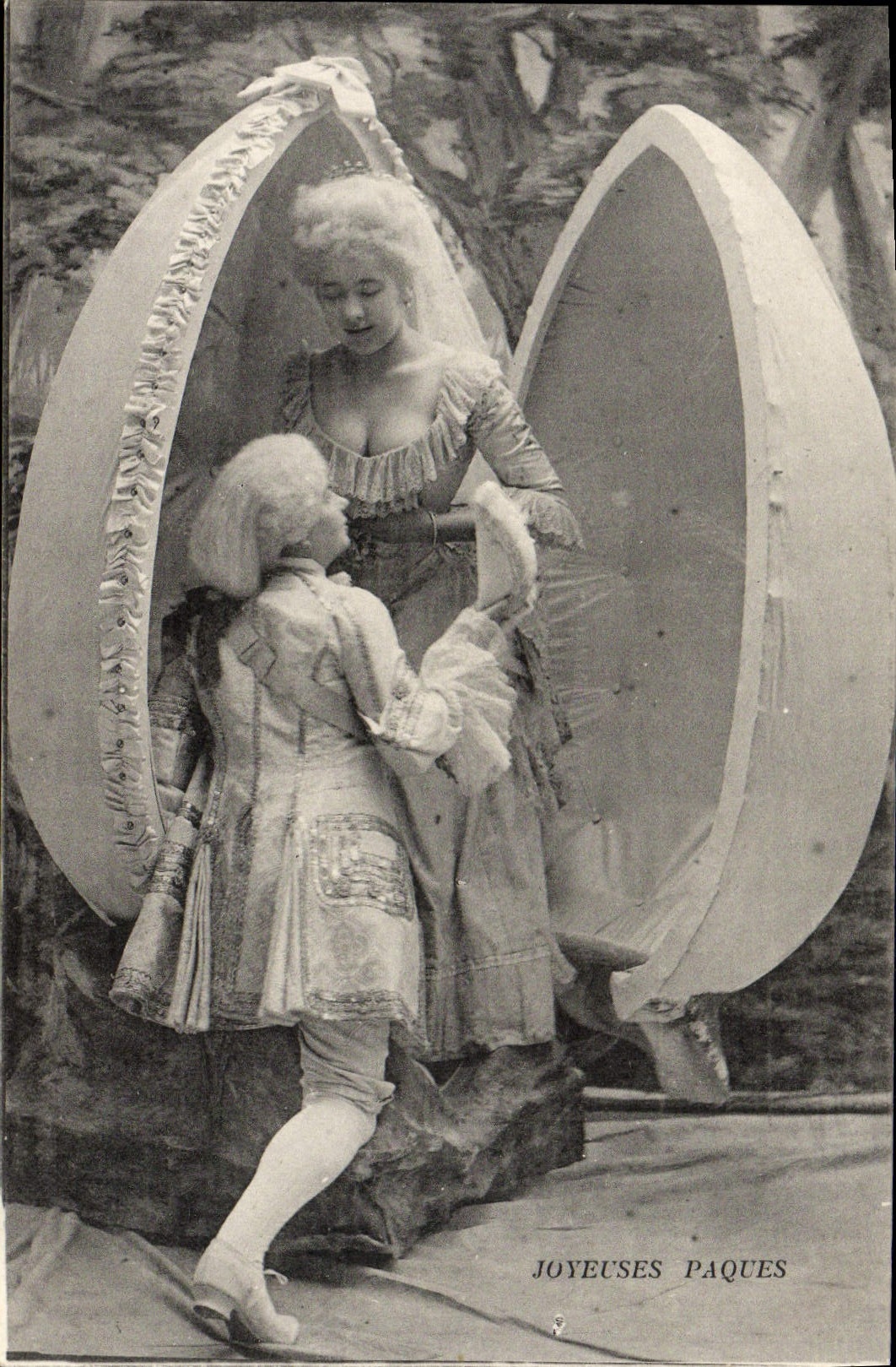 CPA Joyeuses Paques Femme oeuf