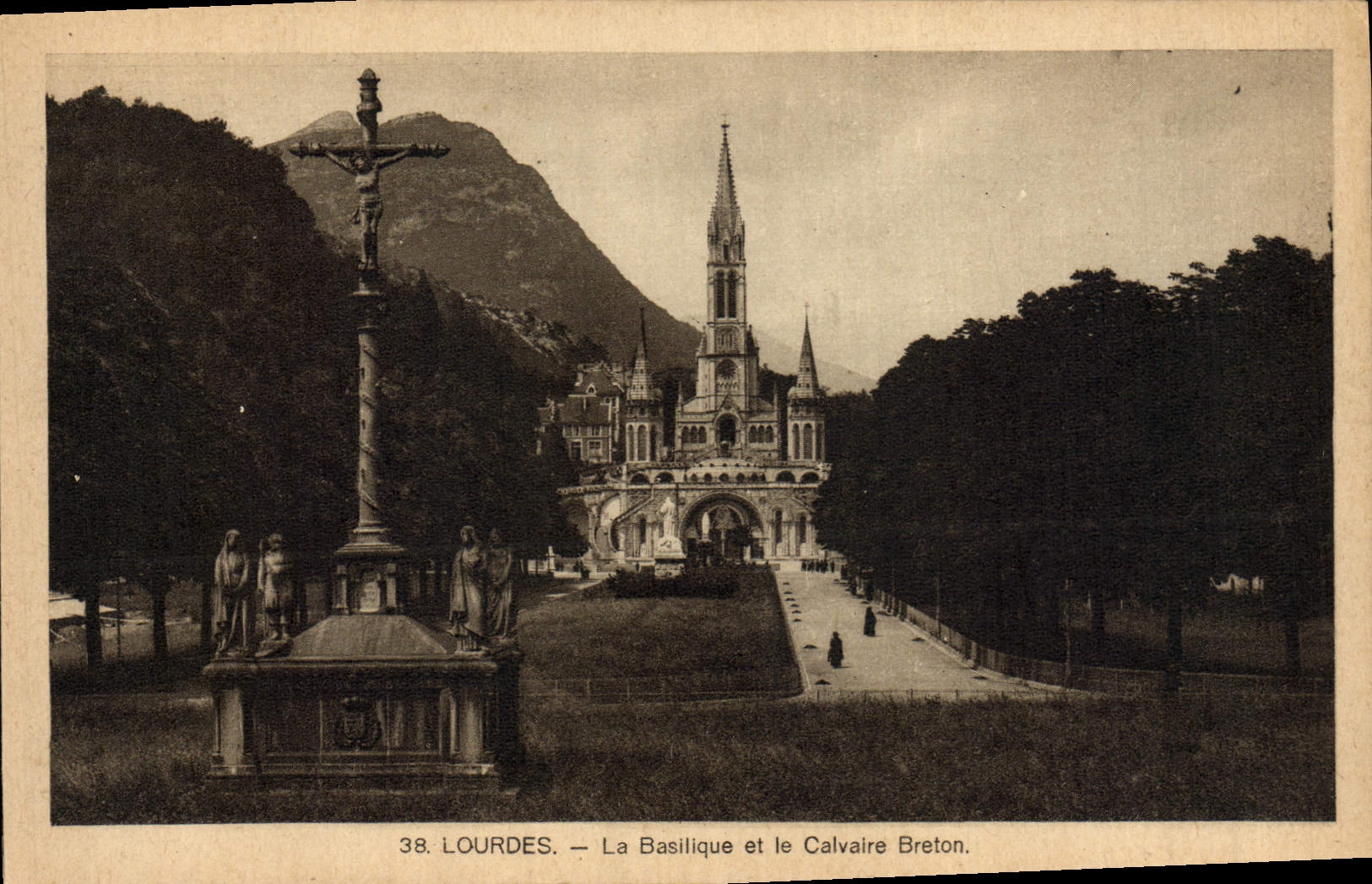 CPA Lourdes La Basilique Et Le Calvaire Breton