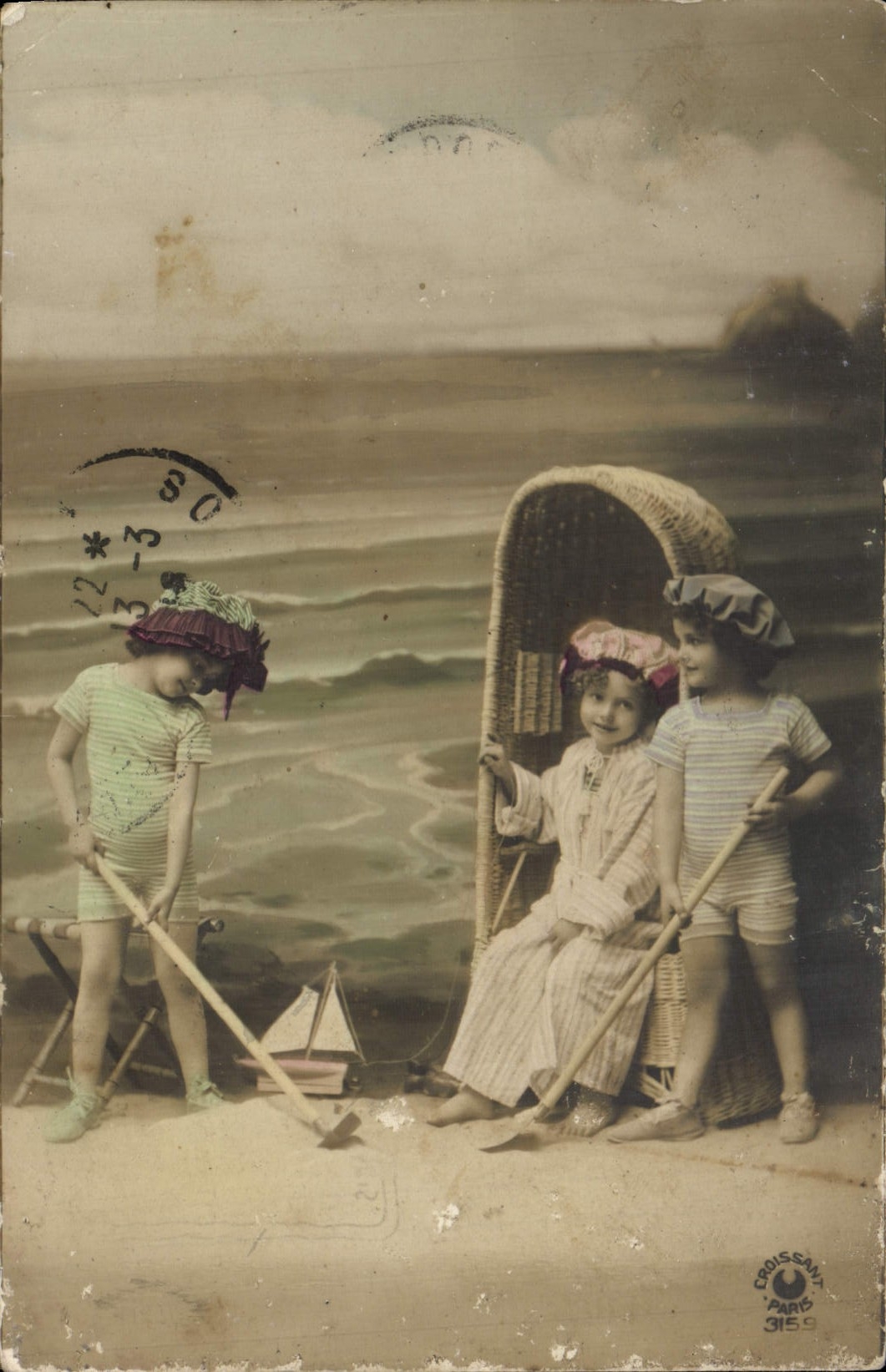 CPA Fantaisie Enfants a la plage 