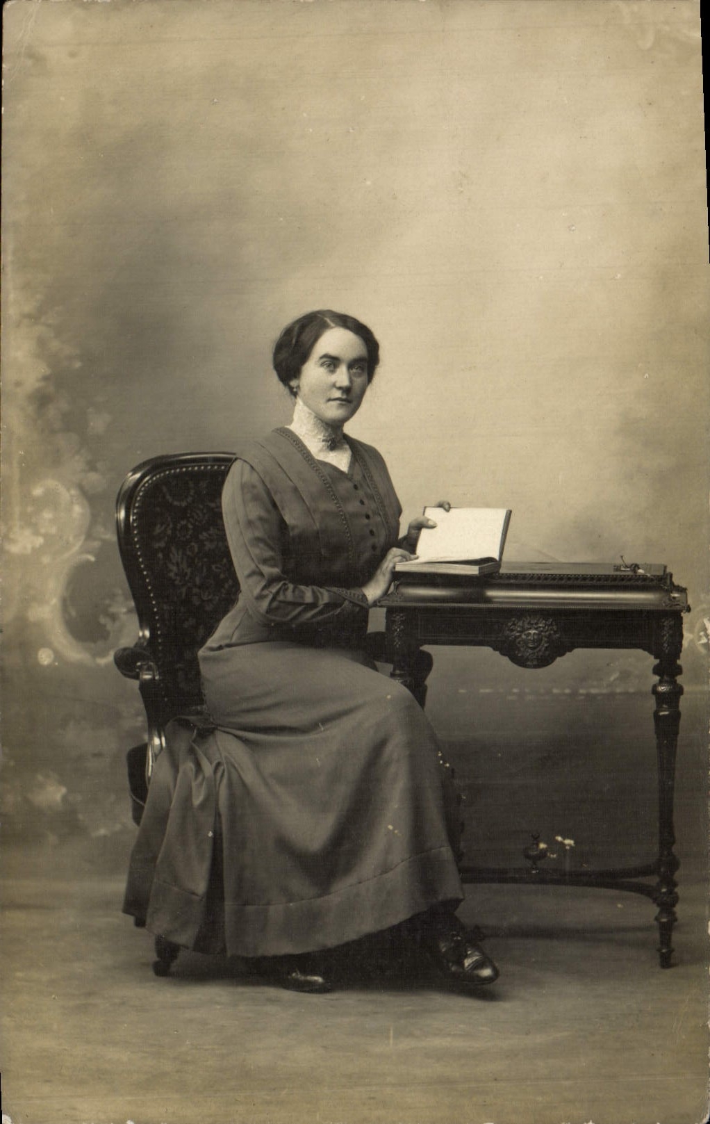 Mujer sentada a una mesa — retrato de estudio — CPAPHIL