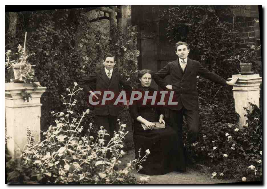 Famille en jardin — trois personnes devant un portail — Papiers Photographiques, R. DUVAU, Colombes.